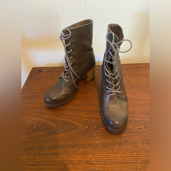 Frye Karen Combat Lace-Up Boots in Gray Sole Heeled Leather Size 7 US - Picture 1 of 8